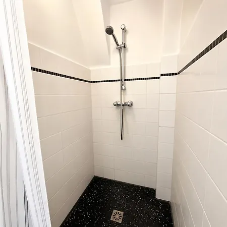 Lovely Centrally Located In In Delightful Surroundings *