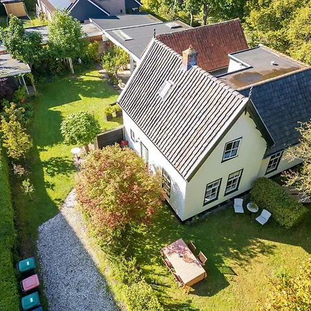 Lovely Centrally Located In In Delightful Surroundings *